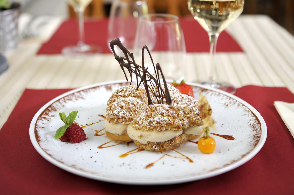 Le Lion D'Or - Logis Hotels - Hotel 2 Etoiles Et Restaurant Ingrandes  Exterior photo